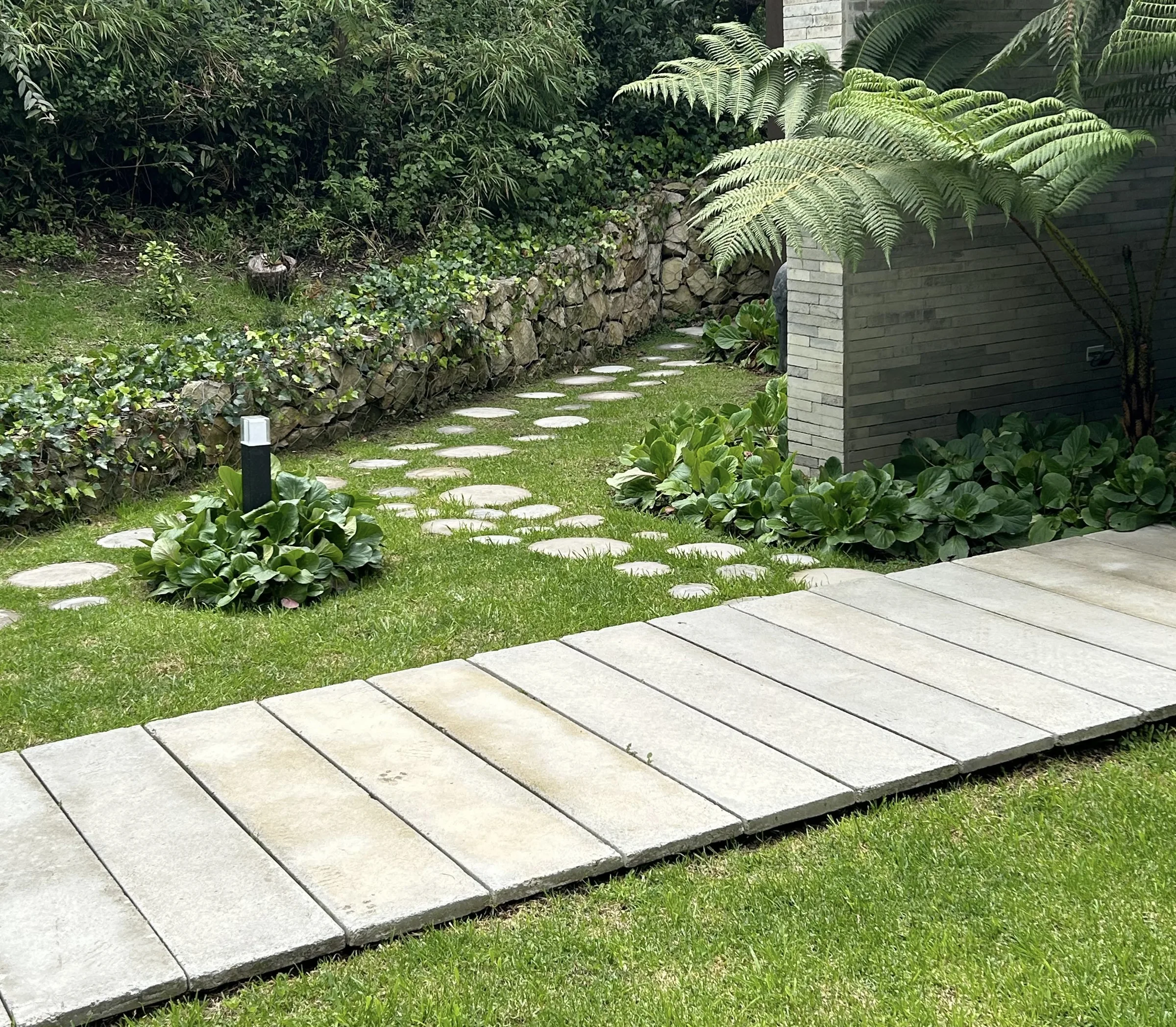 Adoquines circulares en concreto — Silente Estudio