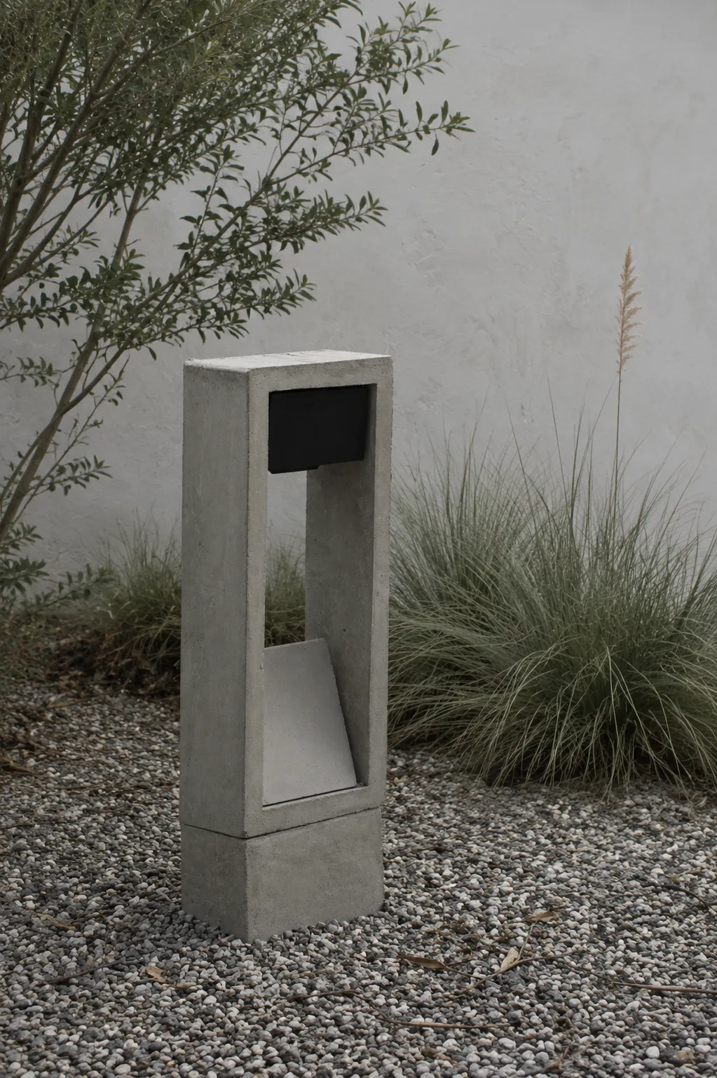Farol Vértica en concreto — Silente Estudio