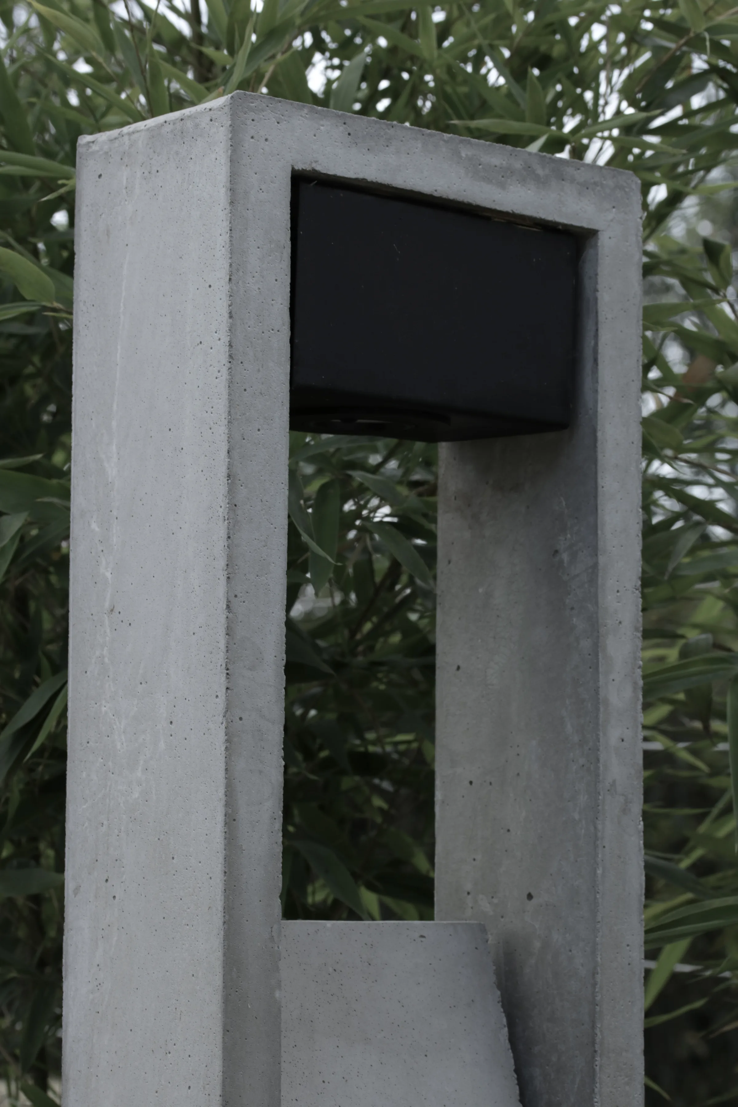 Farol Vértica en concreto — Silente Estudio